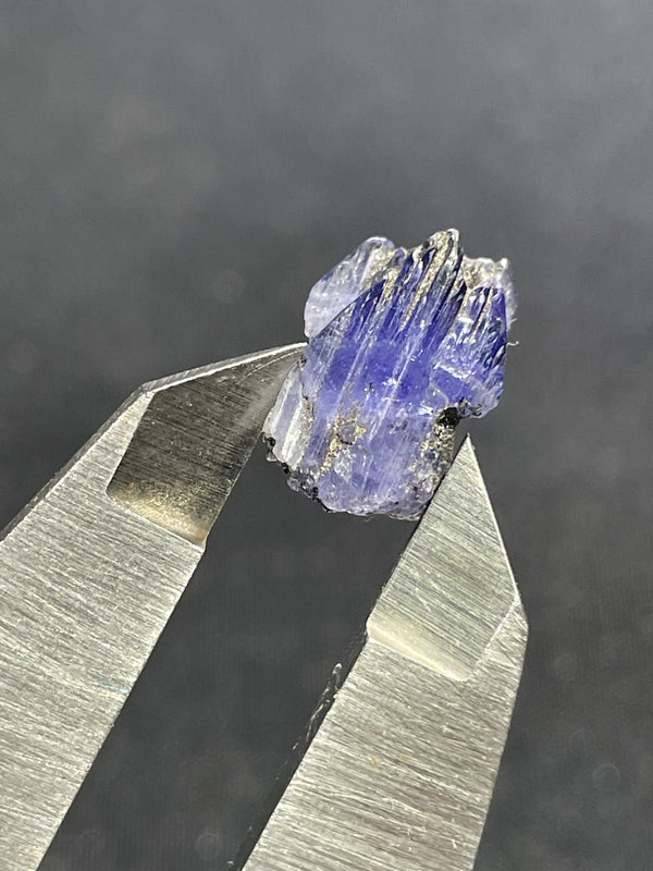 PLEOCHROIC UNHEATED TANZANITE CRYSTAL: NATURAL CRYSTAL FROM LELATEMA MOUNTAINS, MERELANI HILLS, TANZANIA