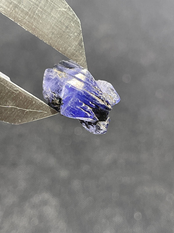 PLEOCHROIC UNHEATED TANZANITE CRYSTAL: NATURAL CRYSTAL FROM LELATEMA MOUNTAINS, MERELANI HILLS, TANZANIA